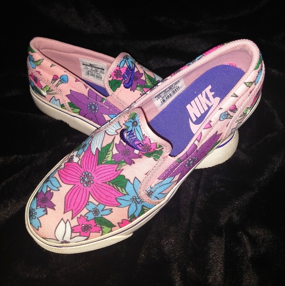 Nike Shoes - Slip on Nike